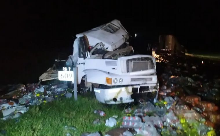 Dos camiones chocaron de frente en Vicuña Mackenna ambos conductores