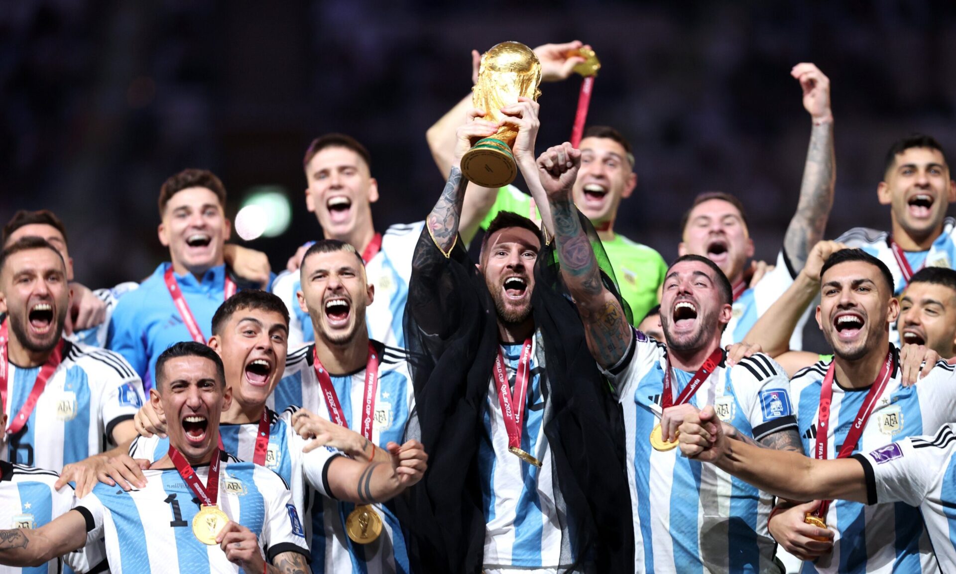 Lionel Messi Ya Sabe Cuánto Pesa Así Levantó Argentina La Copa Del Mundo San Justo Magazine 1574